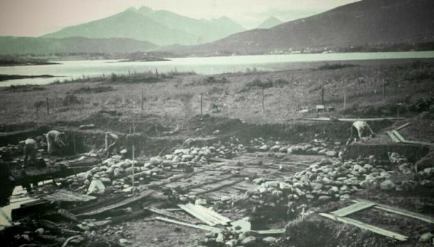 Dieses Bild zeigt die Ausgrabungsstätte des Wikingerdorfs Borgund im Jahr 1954. Im Hintergrund ist der Borgundfjord zu sehen, eine reiche Quelle für Kabeljau.