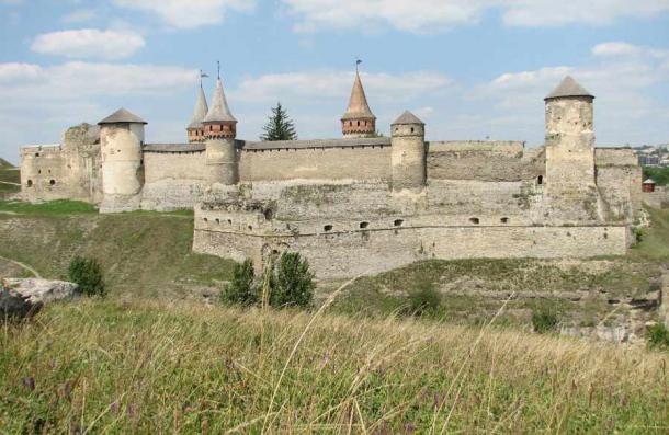 Blick auf die Burg von Südwesten mit der Alten Burg (unten rechts) und der Neuen Burg (oben links).