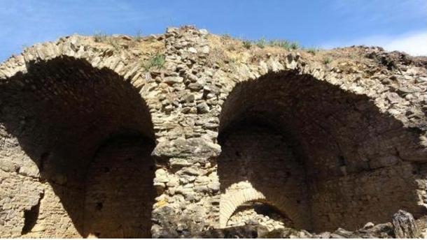 Einige der vielen Bögen, klassisch für die römische Architektur