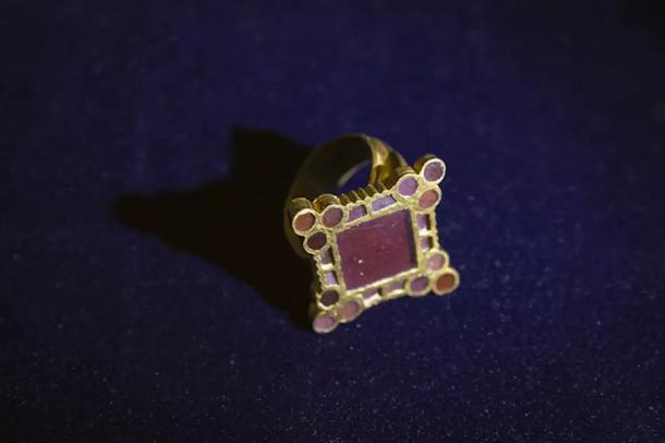 Wissenschaftler, die den böhmischen Goldring analysierten, fanden heraus, dass die Granate und Almandine wahrscheinlich aus Indien oder Sri Lanka stammen.