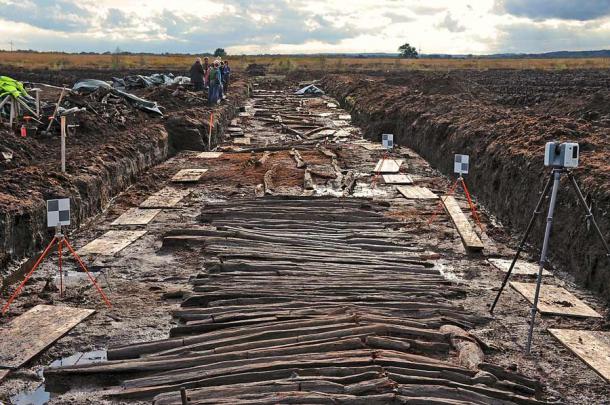 Dieser als Bohlenweg Pr 6 bekannte alte Moorweg wird derzeit im Rahmen eines Projekts ausgegraben, das 2022 abgeschlossen sein wird. Neben diesem Weg fanden Archäologen die Überreste eines 2.000 Jahre alten Schuhs.