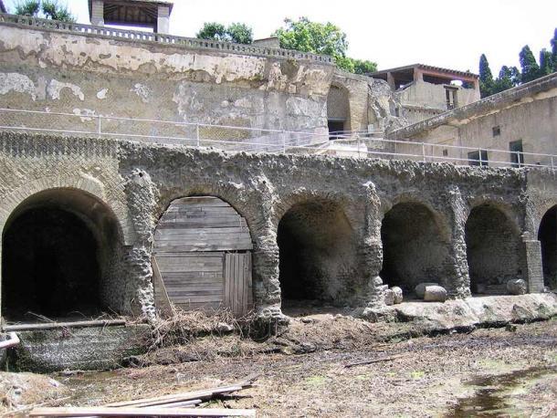 Bootshäuser am Strand von Herculaneum, wo 300 Skelette gefunden wurden. Diese unglücklichen Opfer sollten evakuiert werden, schafften es aber nicht mehr hinaus