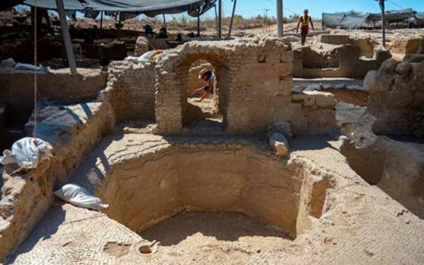 Bottiche zur Weinlagerung in der alten byzantinischen Kelterei in Yavne.