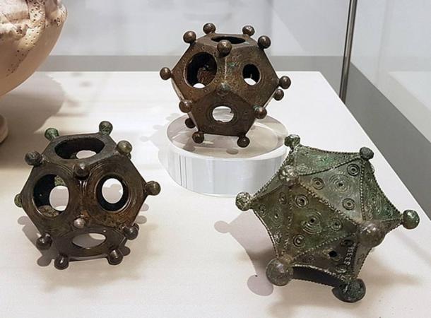 Zwei antike römische Bronzedodekaeder und ein Ikosaeder (3. Jh. n. Chr.) im Rheinischen Landesmuseum in Bonn. Die Dodekaeder wurden in Bonn und Frechen-Bachem ausgegraben; das Ikosaeder in Arloff.