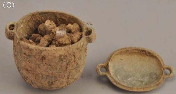 Das Bronzegefäß und die darin befindliche Gesichtscreme, gefunden in einem 2.700 Jahre alten Adelsgrab in Liujiawa, China