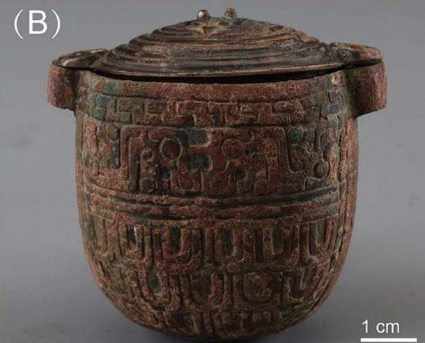 Das Bronzegefäß, in dem die 2.700 Jahre alte Gesichtscreme gefunden wurde. 