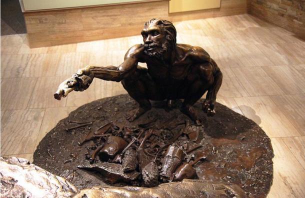 Bronzestatue des männlichen Homo heidelbergensis, Smithsonian Museum, Washington D.C., USA 