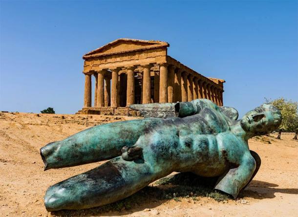 Eine griechische Bronzestatue vor dem Concordia-Tempel im Tal der Tempel in Agrigent, nicht weit von der Stelle entfernt, an der die Statue des Atlas am Boden lag