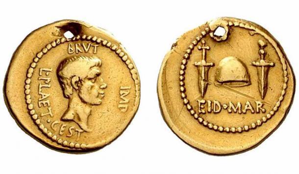 Auf der einen Seite ist das Porträt von Brutus zu sehen, auf der anderen Seite zwei Dolche, die auf der berühmten Goldmünze Iden des März abgebildet sind.