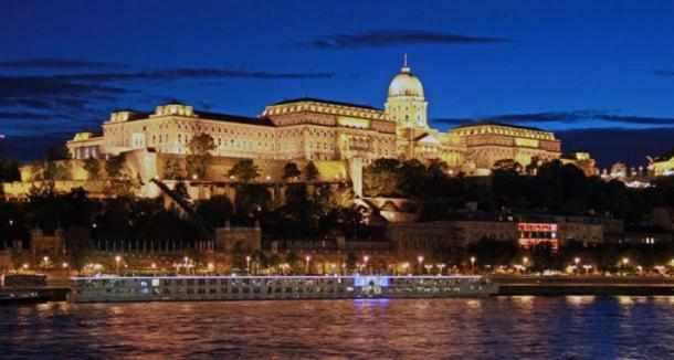 Die unglaubliche, weitläufige Budaer Burg in Budapest an der Donau