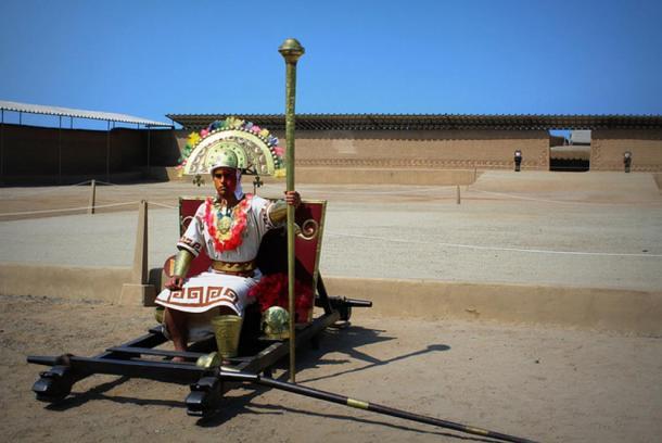 Ein als Chimu-Elite oder Priester verkleideter Mann in den Ruinen von Chan Chan, Peru