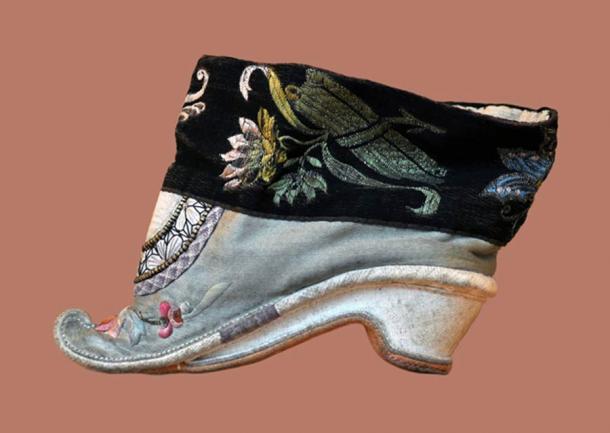 Chinesischer Schuh für gebundenen Fuß, 18. Jahrhundert. Musées du château des Rohan, Musée Louise Weiss, Saverne, Frankreich.