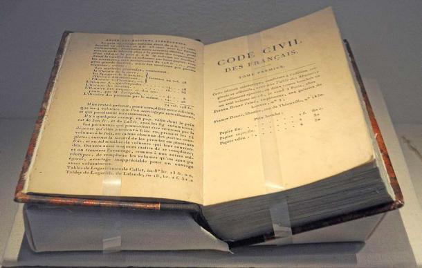 Das Bild zeigt den Code Napoléon, der in Speyer, Deutschland, ausgestellt ist.