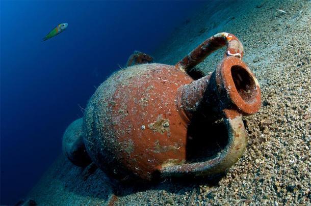 Darstellung einer in den Unterwasserhöhlen entdeckten Amphoren