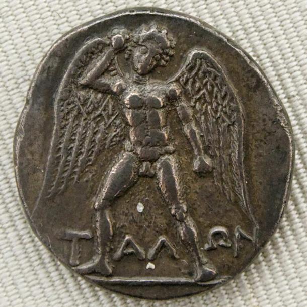 Darstellung des riesigen, mit einem Stein bewaffneten Gottes Talos auf der Vorderseite einer Silberdidrachme aus Phaistos, Kreta, aus der Zeit um 300 bis 270 v. Chr.