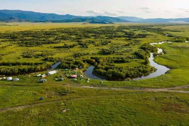 Das archäologische Lager am Ufer des Ujuk-Flusses in Tuwa, Russland, wo die jüngsten skythischen Funde gemacht wurden.