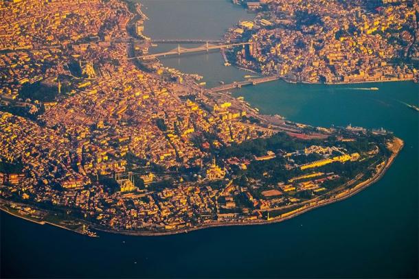Das Goldene Horn, wie es heute in der Stadt, die jetzt als Istanbul bekannt ist, aussieht. Diese reiche Handelswasserstraße ist immer noch sehr strategisch für die Gegend und gut geschützt, auch ohne die große Kettenbarriere von Konstantinopel.