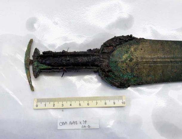 Das Objekt umfasst Metall, Holz, Horn und Bast in seiner Konstruktion.