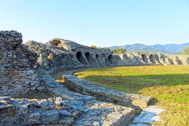 Blick auf das römische Amphitheater in Luni, Italien