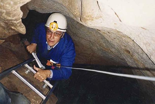 Der südafrikanische Archäologe David Lewis-Williams beim Abstieg in einen Teil der Chauvet-Höhle in Frankreich, die auch für ihre Höhlenmalereien berühmt ist und in der, Lewis-Williams zufolge, antike Schamanen möglicherweise halluzinogene musikalische Zusammenkünfte abhielten. 