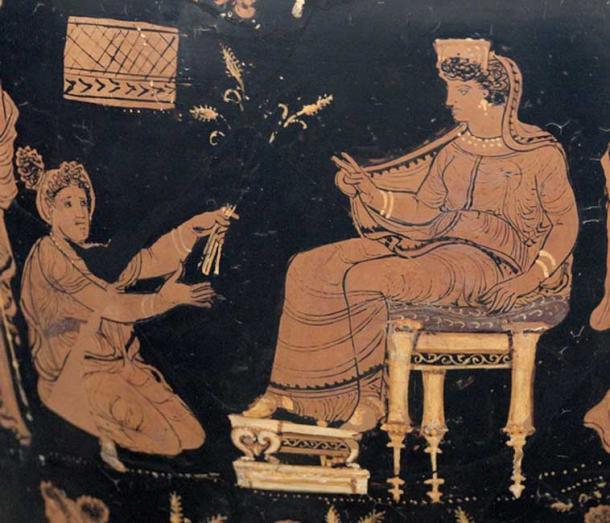 Die thronende Demeter streckt ihre Hand segnend nach der knienden Metaneira aus, die den dreifaltigen Weizen anbietet, der ein wiederkehrendes Symbol der Mysterien ist.