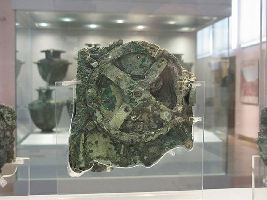 Der Antikythera-Mechanismus wird im Nationalen Archäologischen Museum, Athen, Griechenland aufbewahrt
