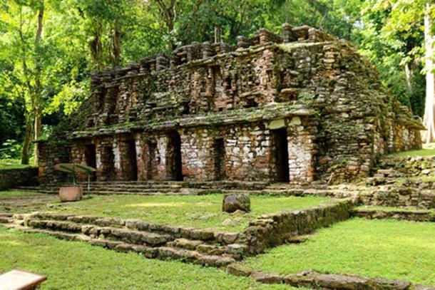 Der Haupteingang zum Labyrinth von Yaxchilan befindet sich in einem niedrigen Gebäude auf einer Seite des Hauptplatzes, das als Gebäude 19 bekannt ist. Es ist eines der ältesten und am aufwendigsten verzierten Gebäude der Anlage.