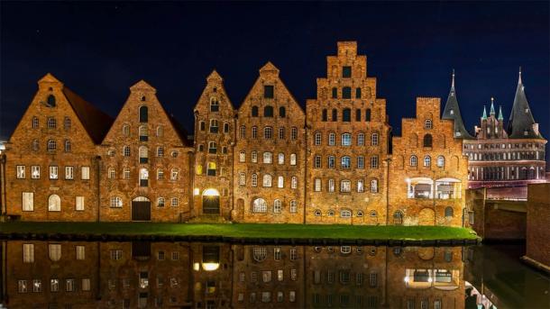 Der Salzspeicher Lübeck in Deutschland ist eines von sechs historischen Backsteinbauten, die noch heute stehen. Der Salzhandel im Mittelalter hat dazu beigetragen, Lübeck zum Zentrum des gesamten baltischen Handels zu machen.