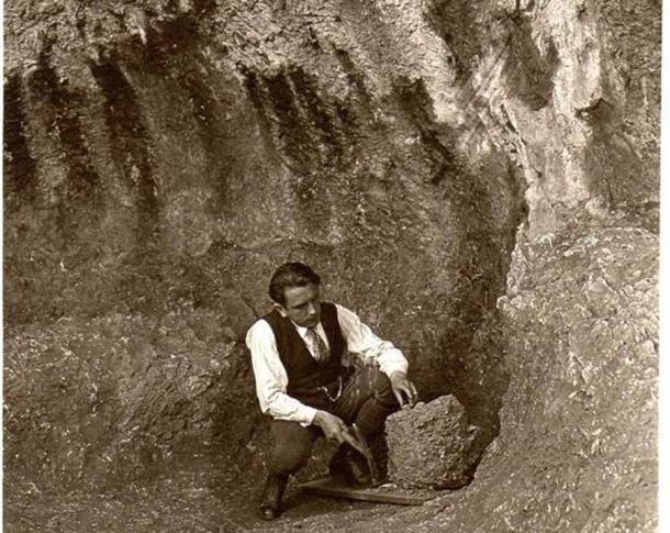 Der deutsche Amateurarchäologe Hermann Mohn im Neandertaler-Jagdlager auf der Schwäbischen Alb, das er 1928 entdeckte