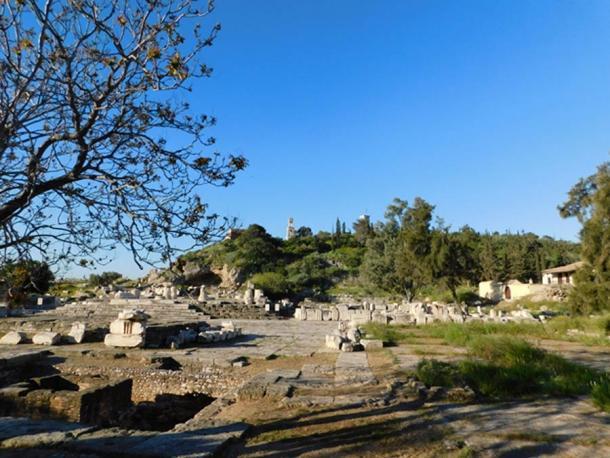 Ein Blick auf die archäologische Stätte von Eleusis und den Eingang zu den antiken Ruinen.