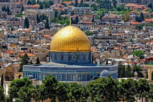 Die Felsenkuppel, vielleicht der bekannteste muslimische Schrein der Welt, wegen seiner reinen goldenen Hülle. ( Bernhard /Adobe Stock) Es steht derzeit dort, wo einst die alten jüdischen Tempel standen.