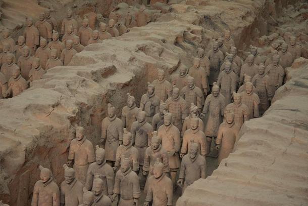 Blick auf Grube 1, die größte Konzentration der Terrakotta-Armee, in der kürzlich die „neuen“ 25 Figuren entdeckt wurden.