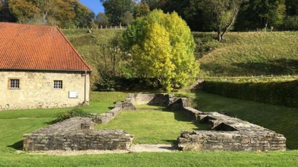 Die Grundmauern der Kirche in Dalheim, Deutschland.