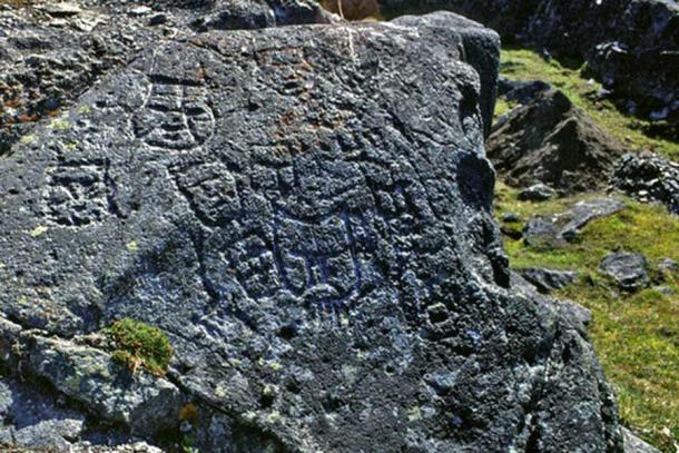 Die Qajartalik-Petroglyphen (JhEv-1) befinden sich in der nordöstlichen Ecke der Insel Qikertaaluk, auf einer kleinen Halbinsel namens Qajartalik