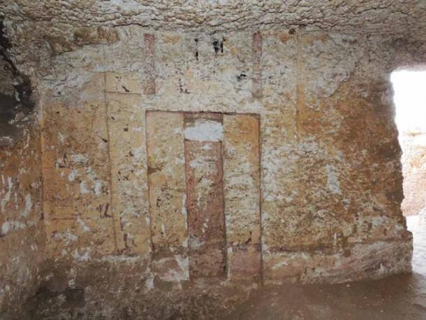 Die Scheintür in einem der freigelegten Gräber