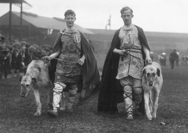 Die Táilteann-Spiele wurden 1924 nach dem irischen Bürgerkrieg vor 20.000 Zuschauern wiederbelebt. Bei der diesjährigen Veranstaltung traten junge Männer, die als gälische Krieger aus dem 11. Jahrhundert gekleidet waren, in Begleitung von „königlichen“ irischen Wolfshunden vor die Menge
