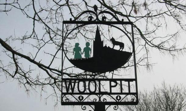 Ein Dorfschild in Woolpit, England, das die beiden grünen Kinder von Woolpit aus der Legende des 12. Jahrhunderts darstellt.
