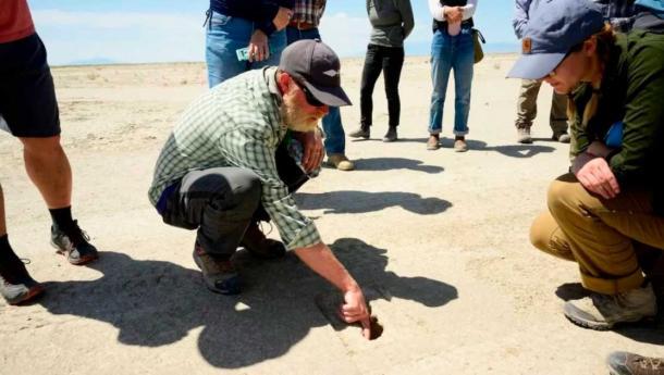 Daron Duke von der Far Western Anthropological Research Group zeigt Besuchern Spuren, die im Juli 2022 an einer archäologischen Fundstätte auf der Utah Test and Training Range entdeckt wurden.