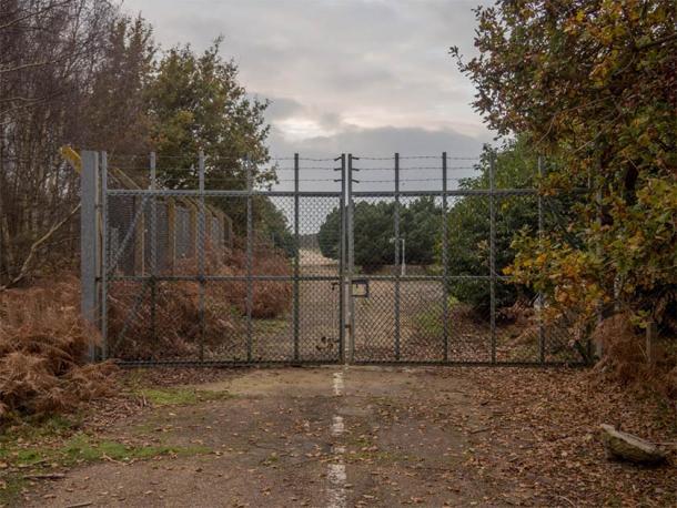 Das East Gate bei RAF Woodbridge, wo der UFO Vorfall im Rendlesham Forest begann