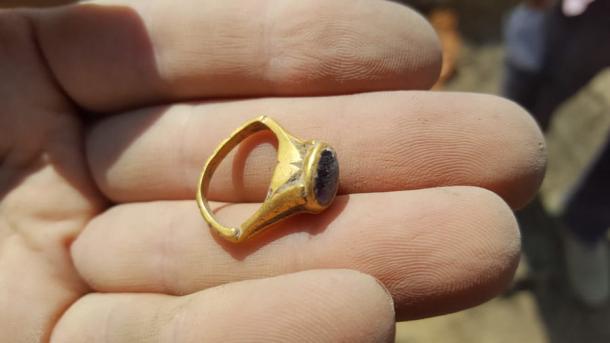 Der Edelsteinring, wie er in Zentralisrael gefunden wurde, und sein Amethyststein, der als Heilmittel gegen Kater galt.