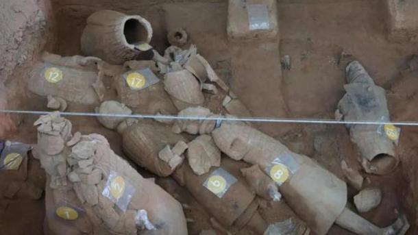 Einige der 25 Soldaten der Terrakotta-Armee, von denen viele zerbrochen sind, die kürzlich in Xian, China, entdeckt wurden