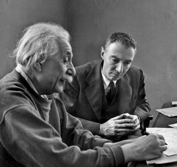 Albert Einstein und Robert Oppenheimer 1947