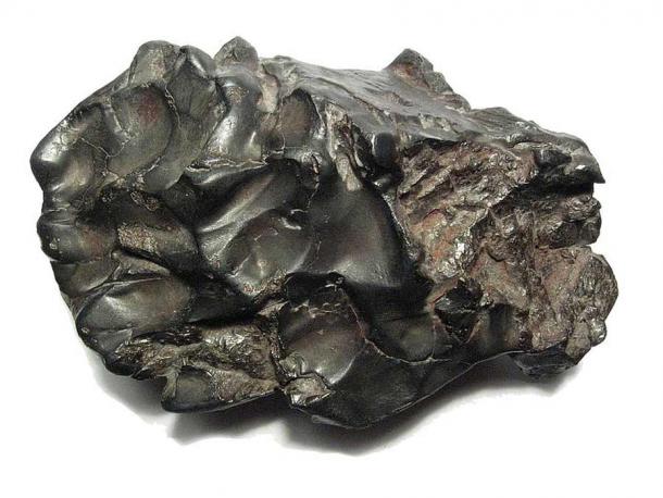 Ein 1,7 kg schwerer Einzelmeteorit aus dem Sikhote-Alin-Meteoritenschauer (coasrsest octahedrite, Klasse IIAB). Dieses Exemplar ist etwa 12 cm breit. Der Sikhote Alin Meteoritenschauer fiel am 12. Februar 1947 in den dichten Wäldern Ostsibiriens und es wurden über 23 Tonnen meteoritisches Material geborgen.