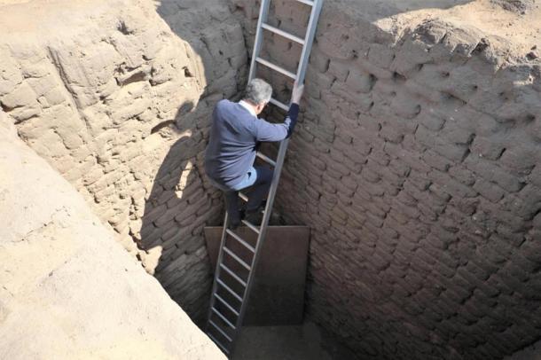 Der Minister für Tourismus und Altertümer, Dr. Khaled El-Enany, besucht die neu entdeckten Gräber in Ägypten