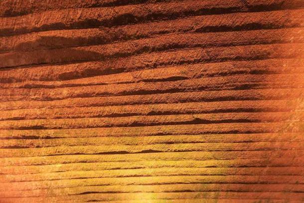 Experten fragen sich, warum die Wände der Longyou-Grotten in China mit parallel verlaufenden Linien gemeißelt sind.