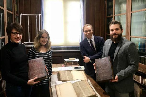Leah Tether, Laura Chuhan Campbell, Michael Richardson und Benjamin Pohl, das Expertenteam, das untersucht hat, ob das Merlin-Manuskript ein Geheimnis über die Legenden von Artus, Merlin und dem Heiligen Gral enthält.