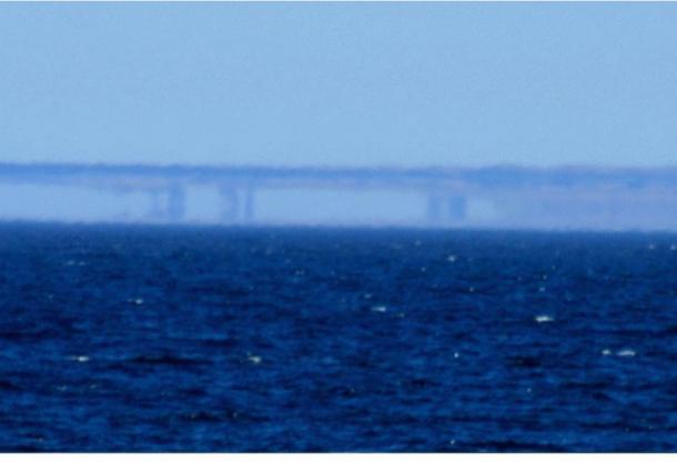 Eine Fata Morgana entlang der Küste von Santa Cruz, Kalifornien, von Moss Landing aus gesehen am 7. Mai 2007.