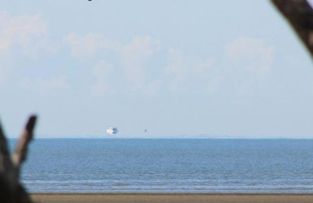Eine Fata Morgana vor der Ostküste Australiens, die den Eindruck erweckt, als würde ein Schiff über dem Horizont schweben, am 26. August 2012.
