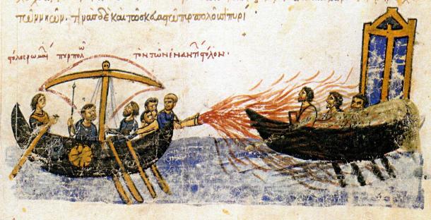 Die Byzantiner nutzten erfolgreich griechisches Feuer gegen die arabische Flotte in den Angriffen von 717-718 n. Chr.