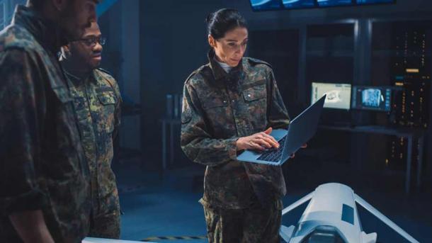 Es ist erstaunlich, wie viel heutzutage gefälscht werden kann, angesichts der unglaublichen Fortschritte bei computergenerierten Bildern und Actionszenen. Diese Szene könnte echtes Militärpersonal oder Filmschauspieler darstellen. Wie können wir erkennen, dass etwas ein Schwindel ist? Wir können es nicht wirklich oder nicht leicht. Genau das ist das Problem!  